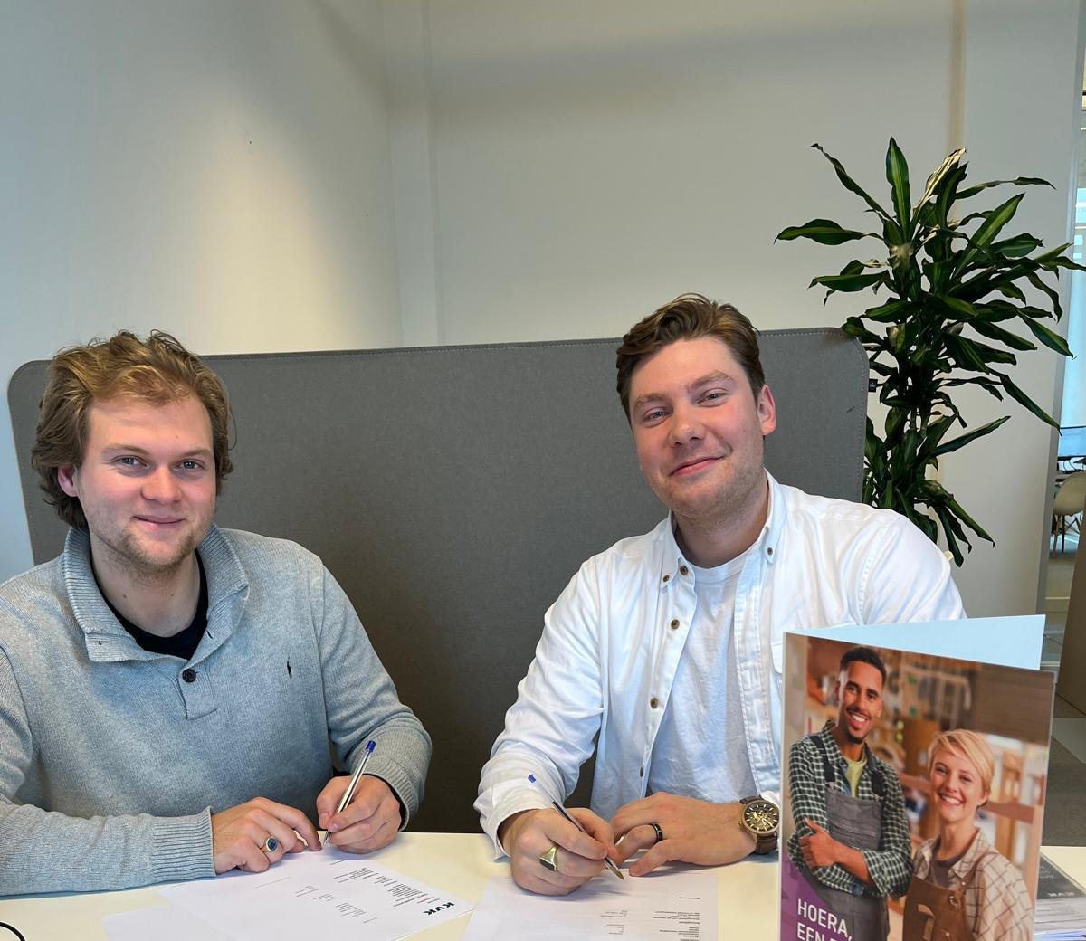 Floris de Bruïne en Matthijs Brak bij de inschrijving van het bedrijf